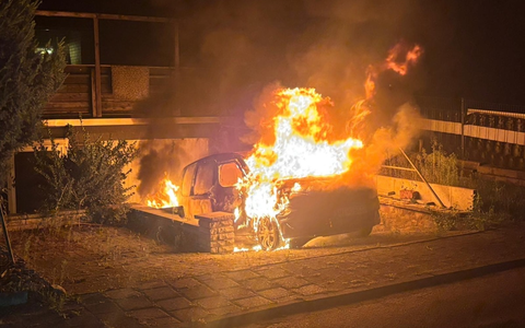 POL-NI: Fahrzeug gerät in Hofeinfahrt in Brand - Foto: presseportal.de