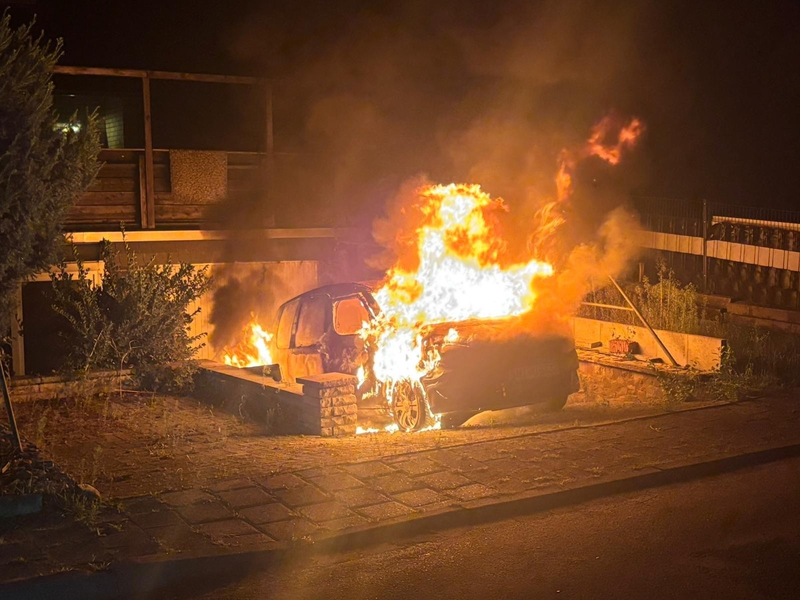 POL-NI: Fahrzeug gerät in Hofeinfahrt in Brand - Foto: presseportal.de