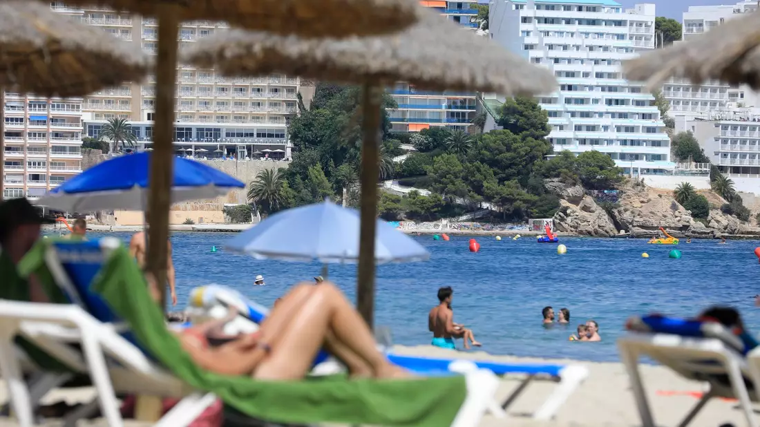 Ob Strand oder Berge: Die Deutschen wollen selbst bestimmen, wie sie ihren Urlaub verbringen. (Symbolbild) - Bild: Clara Margais/dpa/dpa-tmn