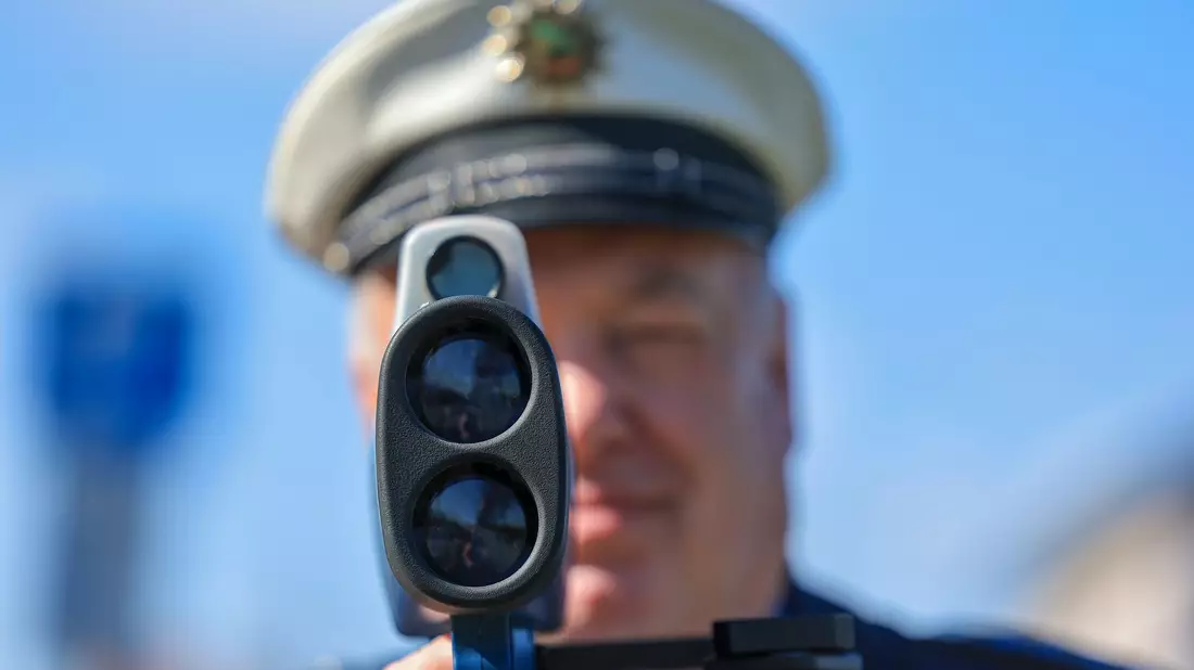 Bei den Aktionswochen stehen vor allem Raser im Visier. (Symbolbild) - Bild: Jan Woitas/dpa
