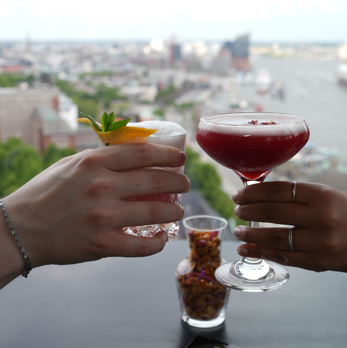 Prost mit Cocktails: Viele berichten einer Umfrage zufolge, dass sie weniger ausgehen und auch weniger ihre Freunde treffen angesichts der Inflation der letzten Jahre. - Foto: Marcus Brandt/dpa