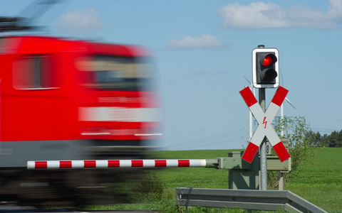 Ein Lkw-Fahrer zog das Auto der 78-Jährigen von den Gleisen, Sekunden bevor ein Zug durchfuhr. (Symbolbild) - Foto: Patrick Pleul/dpa-Zentralbild/dpa