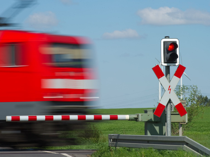 Ein Lkw-Fahrer zog das Auto der 78-Jährigen von den Gleisen, Sekunden bevor ein Zug durchfuhr. (Symbolbild) - Foto: Patrick Pleul/dpa-Zentralbild/dpa