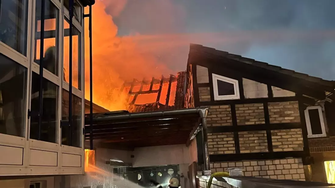 POL-PDNW: Dachstuhl im Vollbrand - Bild: presseportal.de