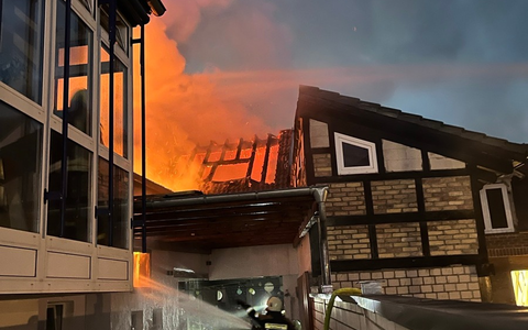POL-PDNW: Dachstuhl im Vollbrand - Foto: presseportal.de