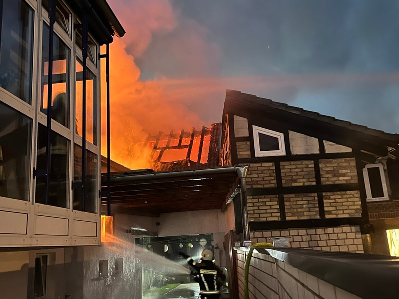 POL-PDNW: Dachstuhl im Vollbrand - Foto: presseportal.de