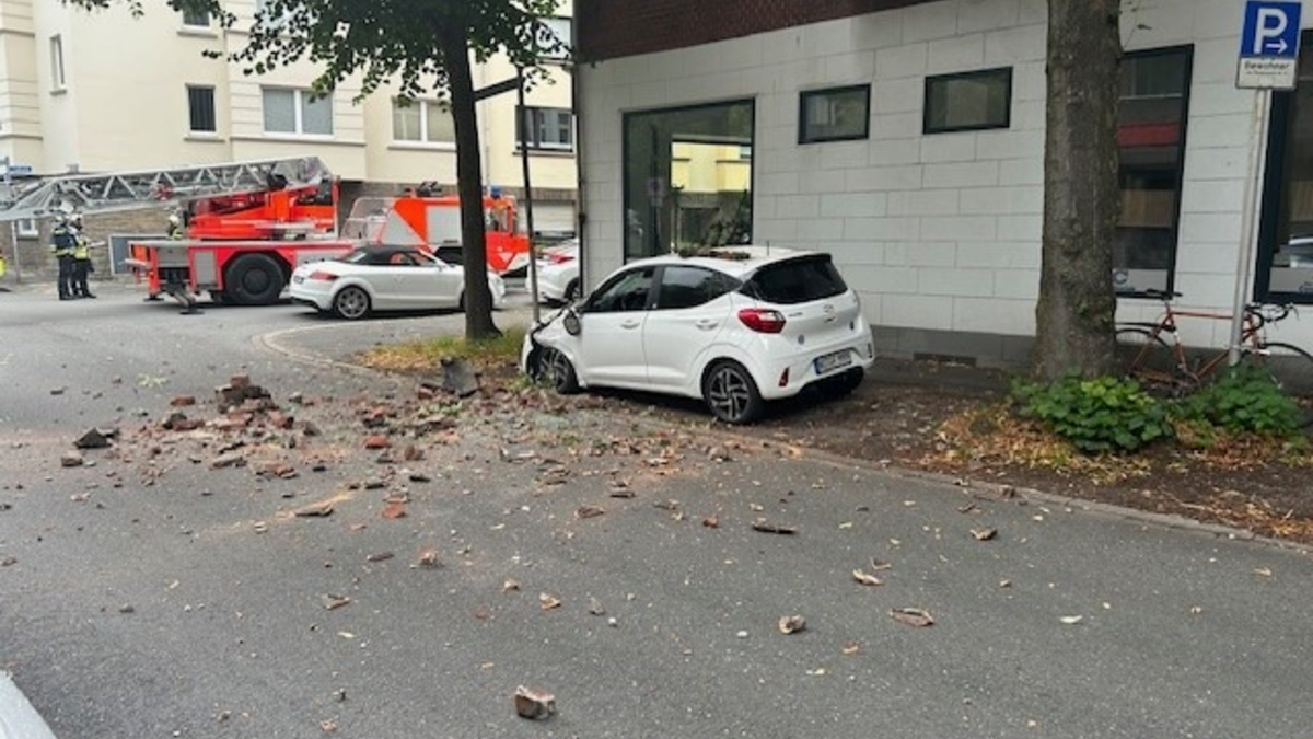 FW Witten: Kaminkopf stürzt auf Pkw - Foto: presseportal.de