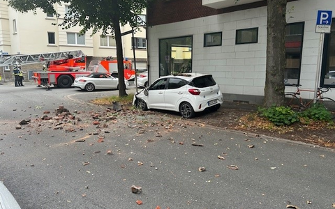 FW Witten: Kaminkopf stürzt auf Pkw - Foto: presseportal.de