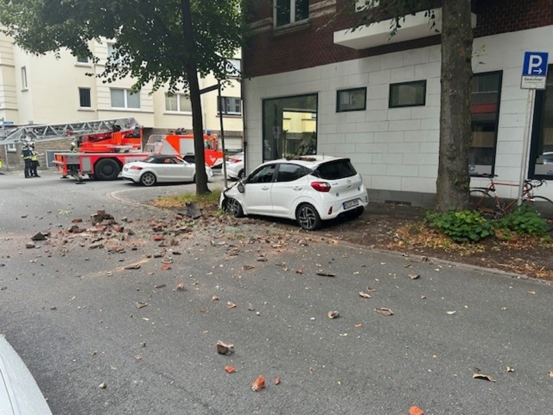 FW Witten: Kaminkopf stürzt auf Pkw - Foto: presseportal.de