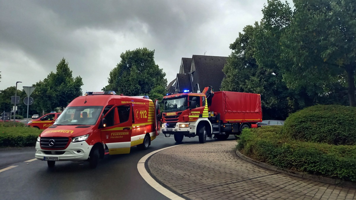 FW-EN: Dieselspur durch Herdecke: Feuerwehr im Einsatz - Erstversorgung an Bushaltestelle - Foto: presseportal.de