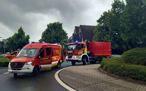 FW-EN: Dieselspur durch Herdecke: Feuerwehr im Einsatz - Erstversorgung an Bushaltestelle - Foto: presseportal.de FW-EN: Dieselspur durch Herdecke: Feuerwehr im Einsatz - Erstversorgung an Bushaltestelle - Foto: presseportal.de