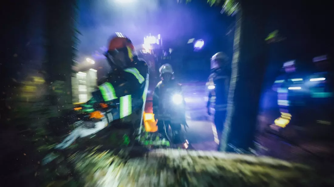 FFW Schwalmtal: Umgestürzter Baum blockiert einzige Zufahrt - Bild: presseportal.de