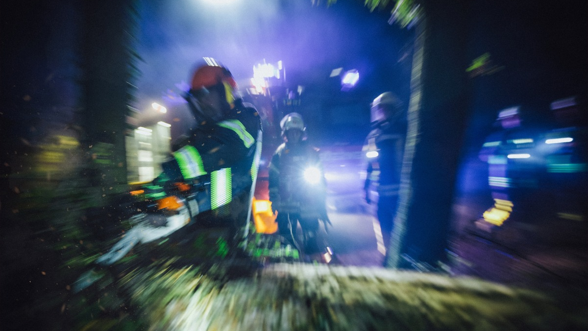 FFW Schwalmtal: Umgestürzter Baum blockiert einzige Zufahrt - Foto: presseportal.de