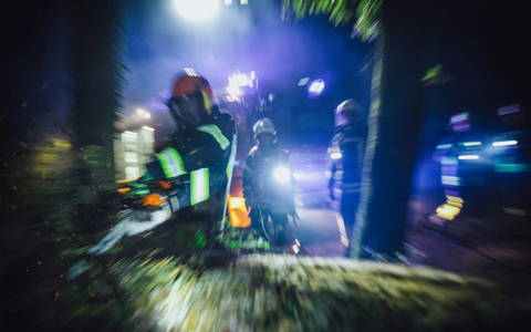 FFW Schwalmtal: Umgestürzter Baum blockiert einzige Zufahrt - Foto: presseportal.de
