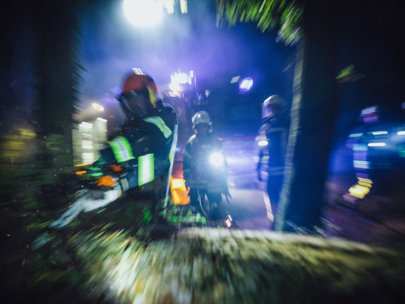 FFW Schwalmtal: Umgestürzter Baum blockiert einzige Zufahrt - Foto: presseportal.de