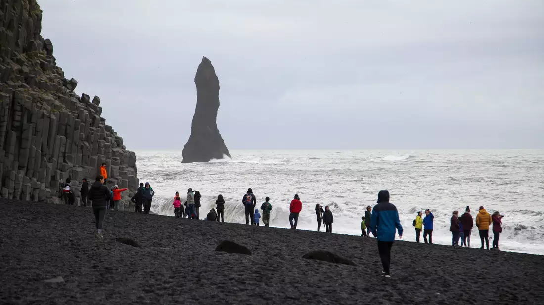 Am Strand Reynisfjara kam es am Wochenende zu einem tragischen Unglück. (Archivbild) - Bild: Steffen Trumpf/dpa