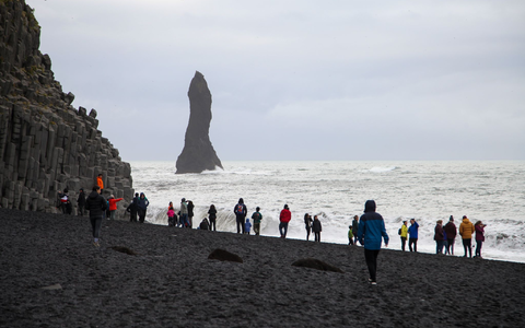 Am Strand Reynisfjara kam es am Wochenende zu einem tragischen Unglück. (Archivbild) - Foto: Steffen Trumpf/dpa
