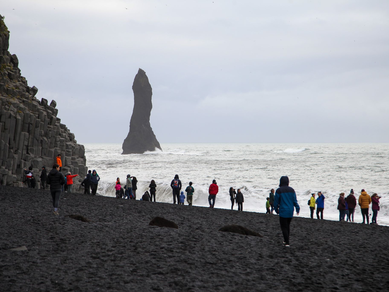 Am Strand Reynisfjara kam es am Wochenende zu einem tragischen Unglück. (Archivbild) - Foto: Steffen Trumpf/dpa