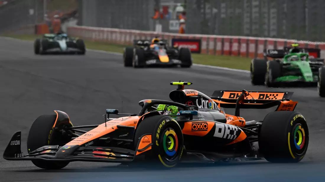  McLaren-Pilot Lando Norris an der Spitze des Feldes. - Bild: Denes Erdos/AP/dpa