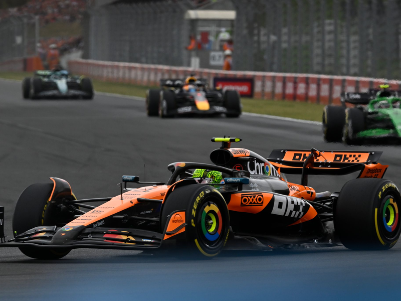  McLaren-Pilot Lando Norris an der Spitze des Feldes. - Foto: Denes Erdos/AP/dpa