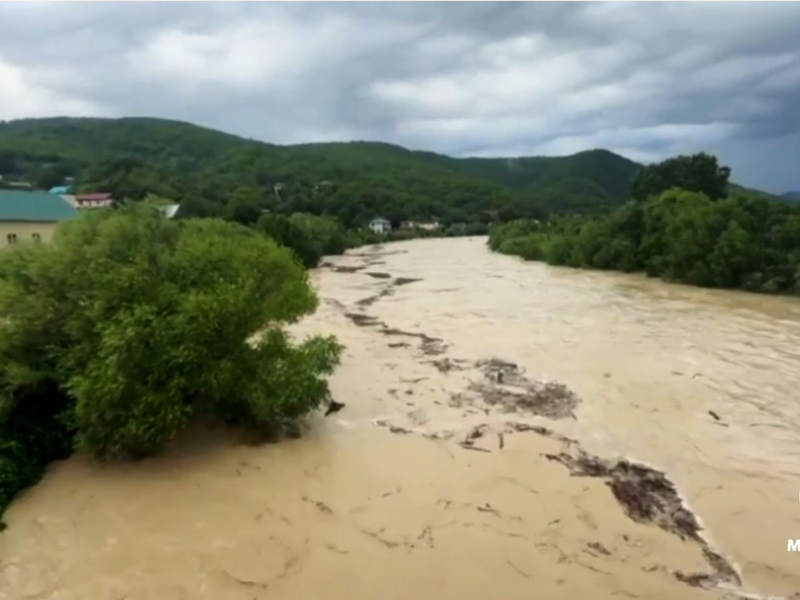 Unwetter haben im Kreis Tuapse in der Region Krasnodar zu Überschwemmungen geführt. (Handout) - Foto: -/Russian Emergencies Ministry/dpa