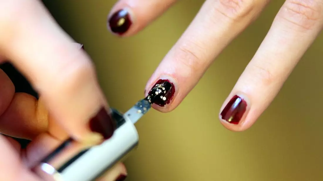 Frau lackiert Fingernägel mit Nagellack (Archiv) - Bild: über dts Nachrichtenagentur