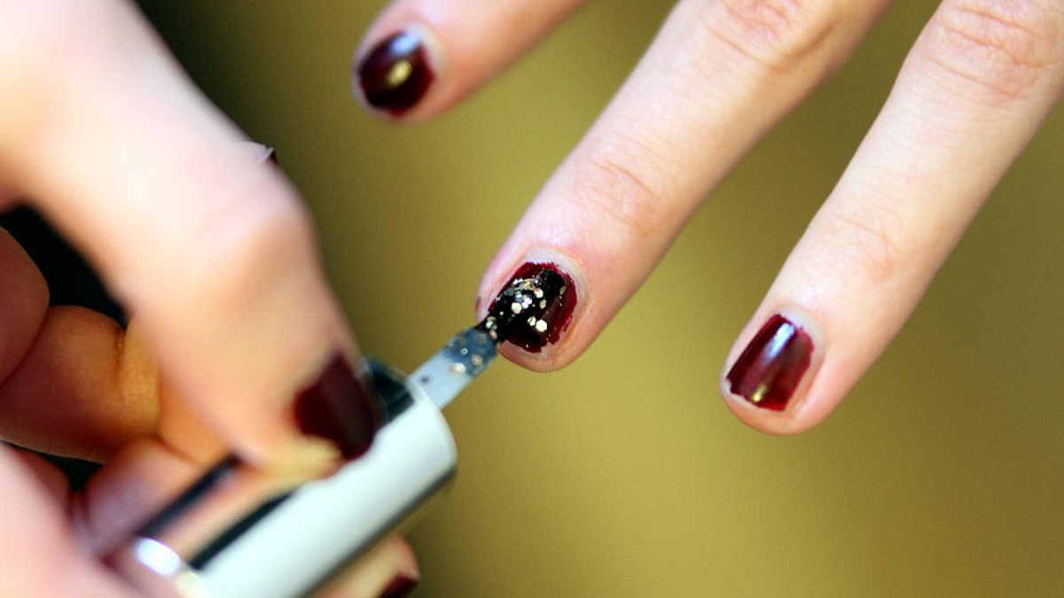 Frau lackiert Fingernägel mit Nagellack (Archiv) - Foto: über dts Nachrichtenagentur