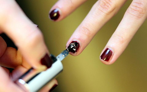 Frau lackiert Fingernägel mit Nagellack (Archiv) - Foto: über dts Nachrichtenagentur