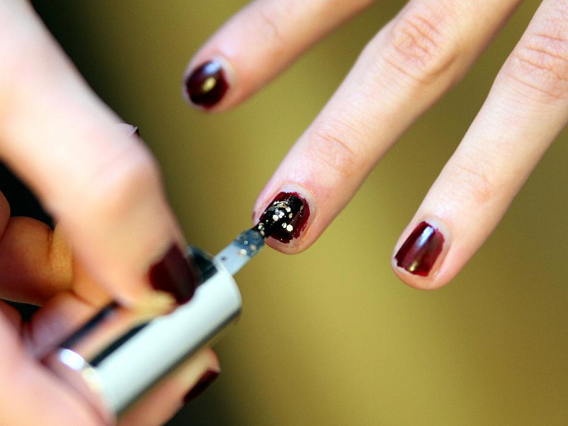 Frau lackiert Fingernägel mit Nagellack (Archiv) - Foto: über dts Nachrichtenagentur