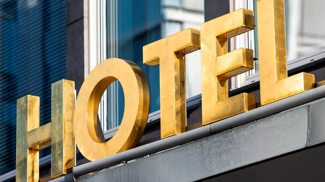 Bis 29. August können sich Gaststätten über «mybookingclaim» registrieren. (Symbolbild) - Bild: Daniel Bockwoldt/dpa