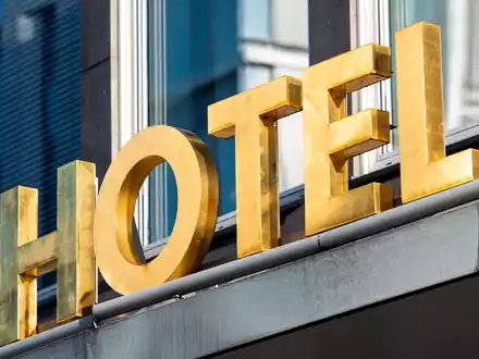 Bis 29. August können sich Gaststätten über «mybookingclaim» registrieren. (Symbolbild) - Foto: Daniel Bockwoldt/dpa