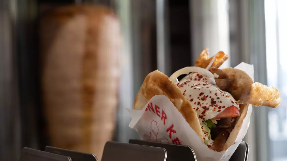 Vom Spieß ins Brot: Ein Mann bereitet einen Döner zu. (Archivbild) - Bild: Markus Lenhardt/dpa
