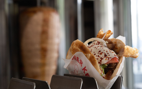 Vom Spieß ins Brot: Ein Mann bereitet einen Döner zu. (Archivbild) - Foto: Markus Lenhardt/dpa