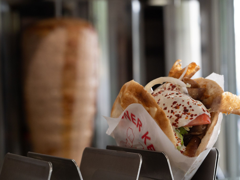 Vom Spieß ins Brot: Ein Mann bereitet einen Döner zu. (Archivbild) - Foto: Markus Lenhardt/dpa