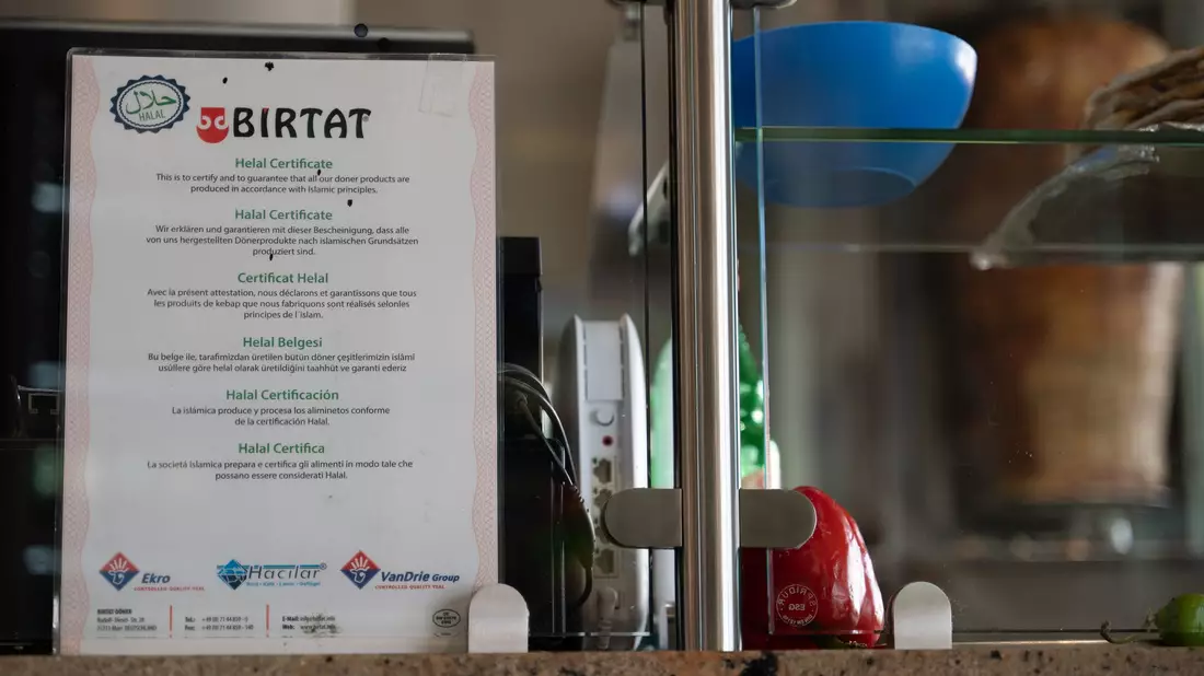 Birtat liefert europaweit – mit zertifiziertem Fleisch. Produziert werden die Drehspieße unter harten Bedingungen. (Archivbild) - Bild: Markus Lenhardt/dpa