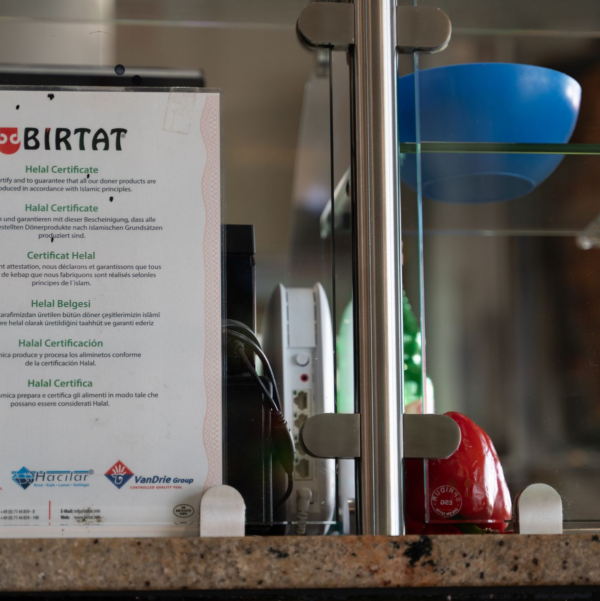 Birtat liefert europaweit – mit zertifiziertem Fleisch. Produziert werden die Drehspieße unter harten Bedingungen. (Archivbild) - Foto: Markus Lenhardt/dpa