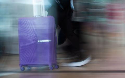 Das Kind wurde nur zufÀllig vom Busfahrer in dem Koffer entdeckt. (Symbolbild) - Foto: Christophe Gateau/dpa Das Kind wurde nur zufÀllig vom Busfahrer in dem Koffer entdeckt. (Symbolbild) - Foto: Christophe Gateau/dpa