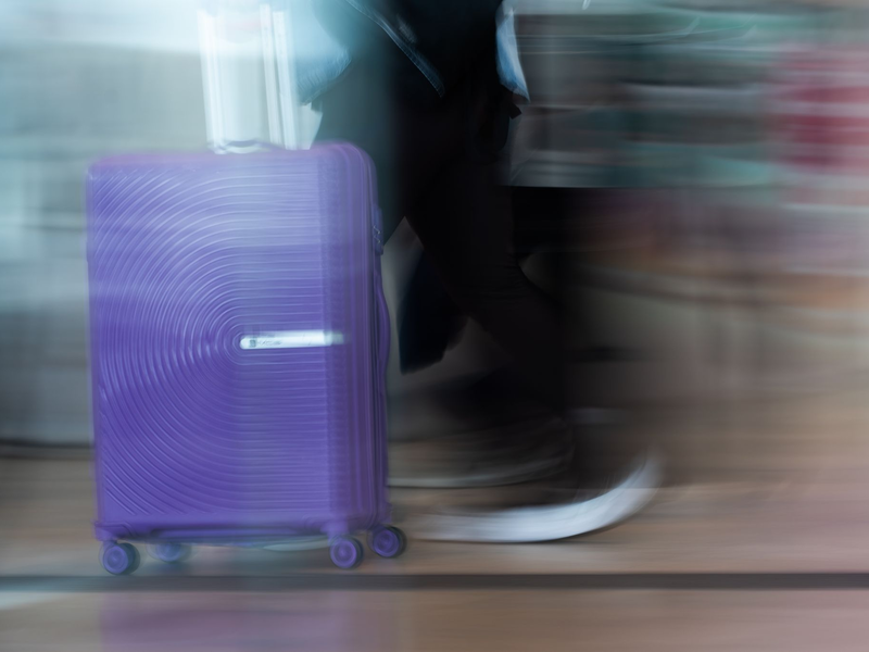 Das Kind wurde nur zufällig vom Busfahrer in dem Koffer entdeckt. (Symbolbild) - Foto: Christophe Gateau/dpa