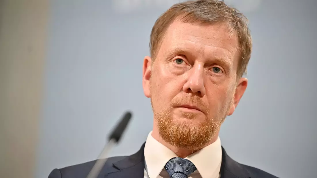Kretschmer befürwortet Änderungen beim Bürgergeld. (Archivbild) - Bild: Sebastian Christoph Gollnow/dpa