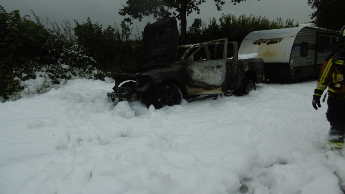 POL-NMS: 20250804-1-Pkw Brand B430 Höhe Wapelfeld mit Vollsperrung - Foto: presseportal.de