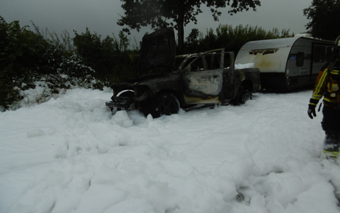 POL-NMS: 20250804-1-Pkw Brand B430 Höhe Wapelfeld mit Vollsperrung - Foto: presseportal.de