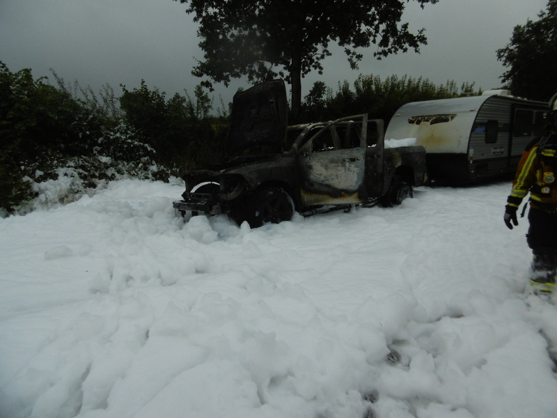 POL-NMS: 20250804-1-Pkw Brand B430 Höhe Wapelfeld mit Vollsperrung - Foto: presseportal.de