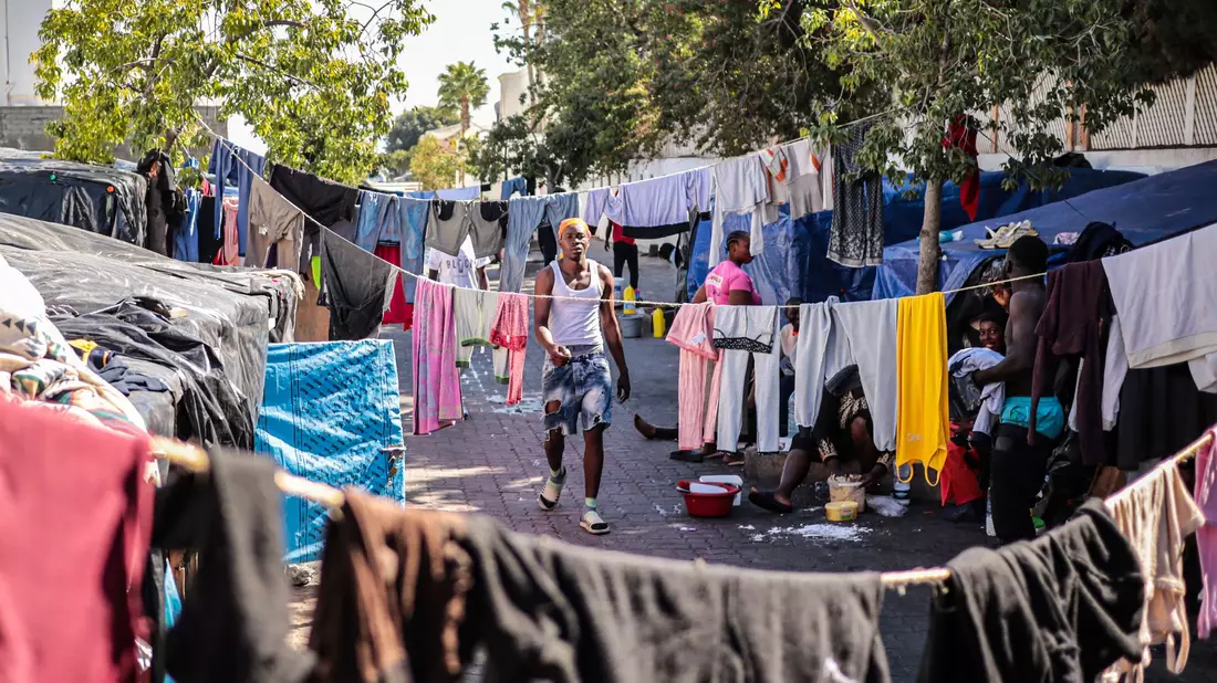 Viele Menschen warten Monate oder Jahre auf eine Überfahrt nach Europa. (Archivbild) - Bild: Hasan Mrad/IMAGESLIVE via ZUMA Press Wire/dpa
