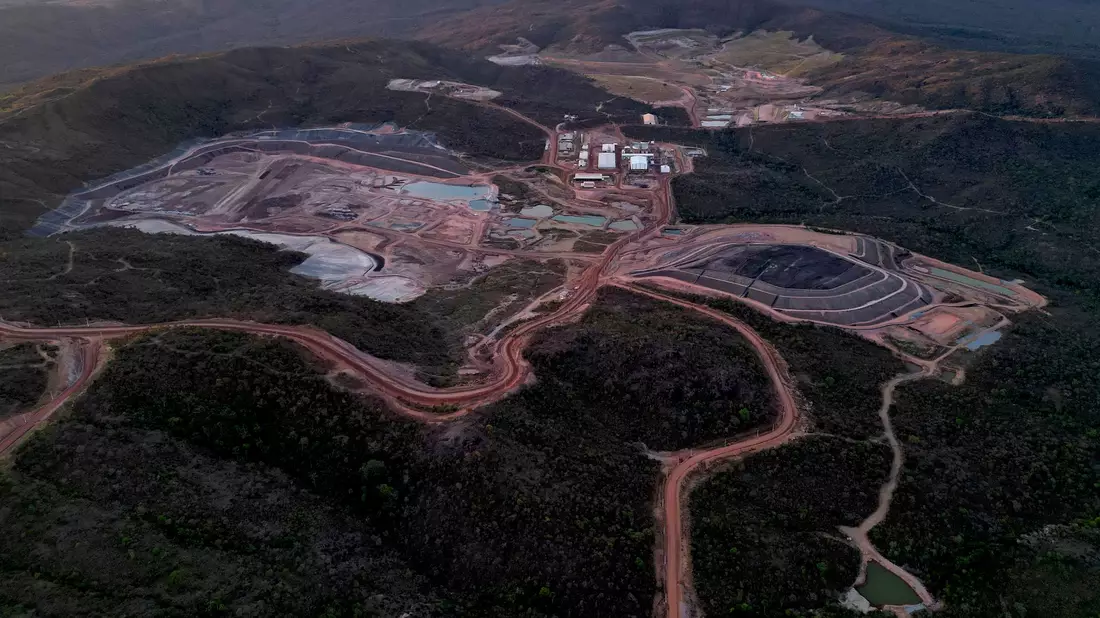 In dieser Mine in Brasilien werden seltene Erden gefördert. Weltweit liegt ein Großteil der Produktion allerdings in chinesischer Hand. (Archiv) - Bild: Eraldo Peres/AP/dpa