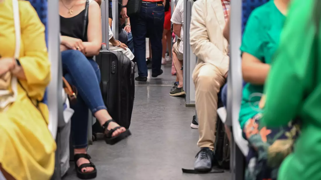Auch beim Weg zur Arbeit sitzen viele Menschen. (Illustration) - Bild: Arne Dedert/dpa