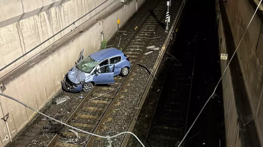 POL-DU: Dellviertel: Pkw stürzt in U-Bahn-Schacht: Zeugen gesucht - Bild: presseportal.de