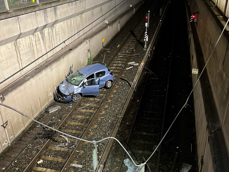 POL-DU: Dellviertel: Pkw stürzt in U-Bahn-Schacht: Zeugen gesucht - Foto: presseportal.de