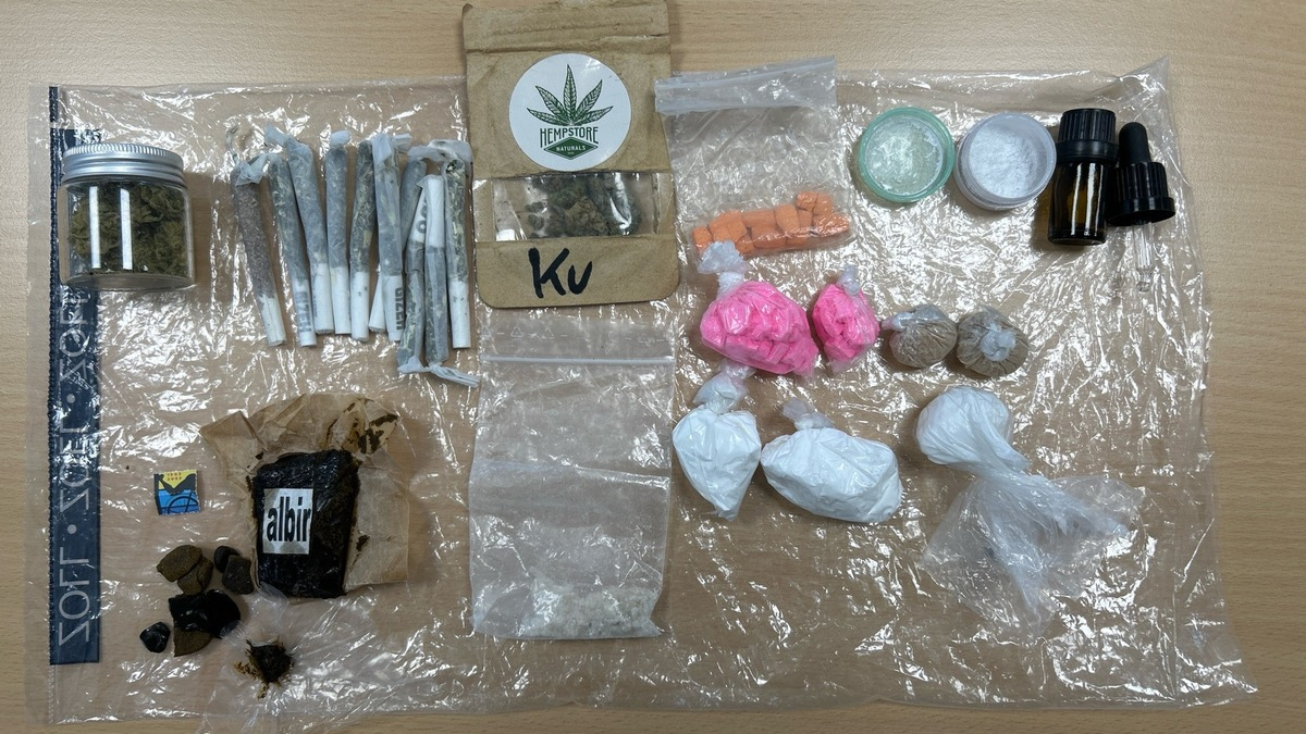 HZA-BI: Unterwegs mit allerlei Drogen im Gepäck/Bielefelder Zoll entdeckt Schmugglerpärchen auf der A44 in Geseke - Foto: presseportal.de