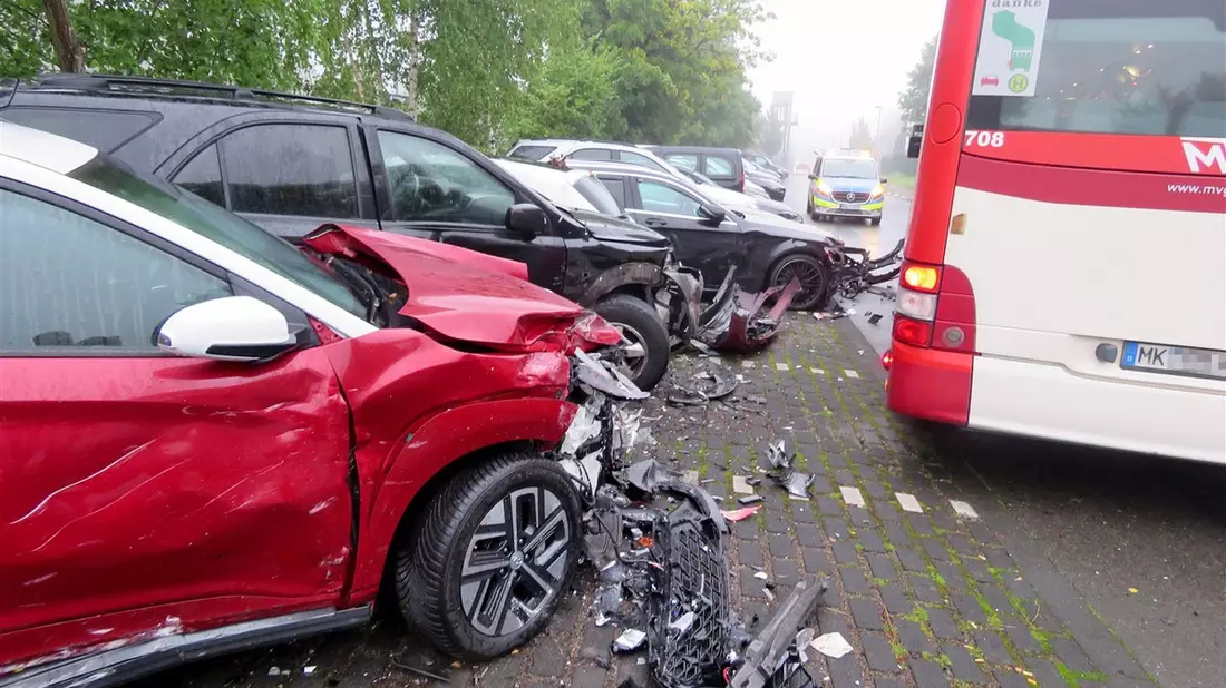POL-MK: 200.000 Euro Schaden: Bus stößt gegen neun geparkte Autos - Bild: presseportal.de
