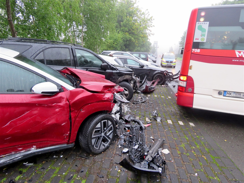 POL-MK: 200.000 Euro Schaden: Bus stößt gegen neun geparkte Autos - Foto: presseportal.de
